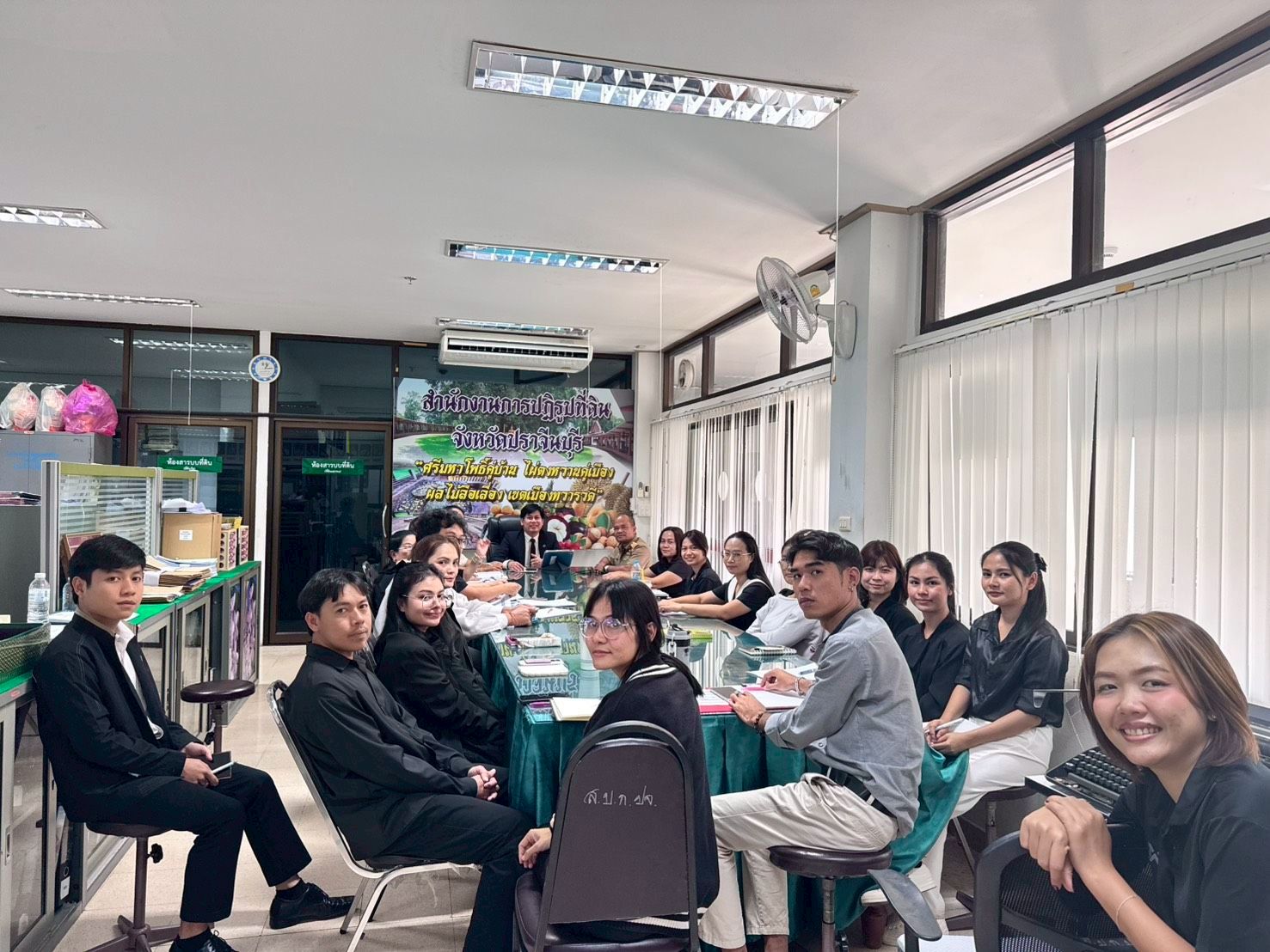 title - วันที่ 19 มกราคม 2568 เวลา 13.00 น. นายวิทูล ประดิษฐบุญ ปฏิรูปที่ดินจังหวัดปราจีนบุรี พร้อมด้วยเจ้าหน้าที่  ทุกกลุ่ม/ฝ่าย  เข้าร่วมประชุมสำนักงาน ประจำเดือนมกราคม และมอบนโยบาย  ขับเคลื่อนงานตามนโยบายประจําปีงบประมาณ 2569 พร้อมทั้ง ต้อนรับสมาชิกใหม่ 